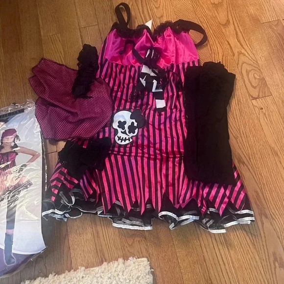 Pirate Girl's  Costume - Picture 2 of 3